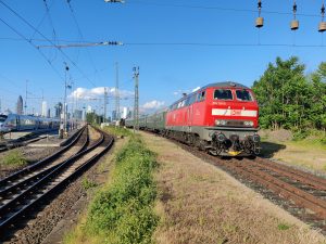 Überführung von 218 191-5, den HEF Wagen und 52 1360 (Pfingsten 2022 - Foto: Maik Niekisch)