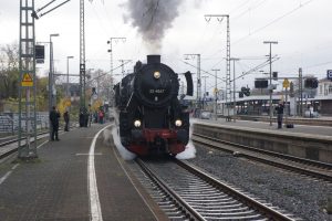 52 4867 startet im Bahnhof Frankfurt Süd in die Adventsfahrten (26.11.2022 - Foto: Dominik Kaiser)