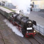 52 4867 beim Schloss Henkell in Wiesbaden - Wiedereröffenug der Aartalbahn (3.11.2024)